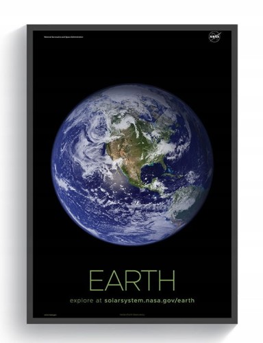 Plakat przedstawiający planetę Ziemię w kosmicznym kontekście, stworzony na podstawie zdjęć NASA. Idealna dekoracja ścienna dla pasjonatów kosmosu i układu słonecznego, wykonana w premium jakości.