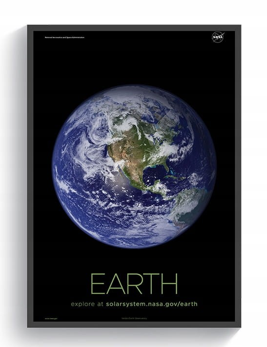 Plakat przedstawiający planetę Ziemię w kosmicznym kontekście, stworzony na podstawie zdjęć NASA. Idealna dekoracja ścienna dla pasjonatów kosmosu i układu słonecznego, wykonana w premium jakości.