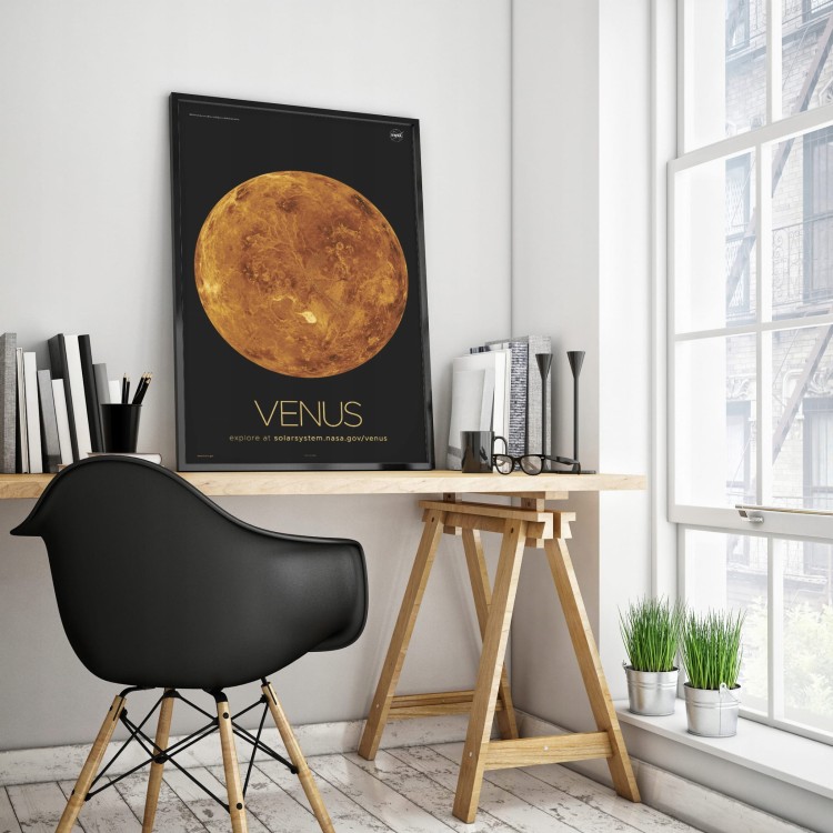 Plakat przedstawiający planetę Wenus w kosmicznym otoczeniu, stworzony na podstawie zdjęć NASA. Doskonała dekoracja dla miłośników astronomii i układu słonecznego, wykonany w premium jakości